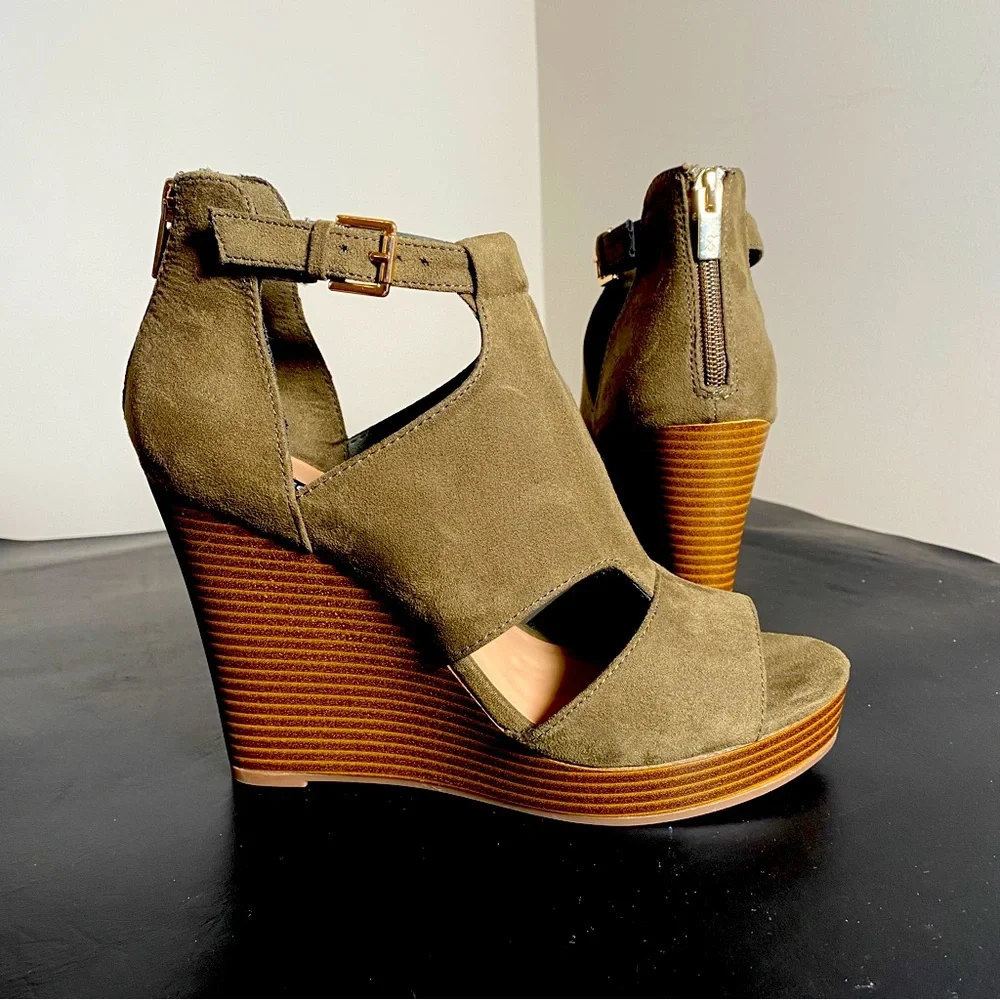 Parker & Sky army green, suede wedges, 4.5 inch heels - Picture 1 of 9